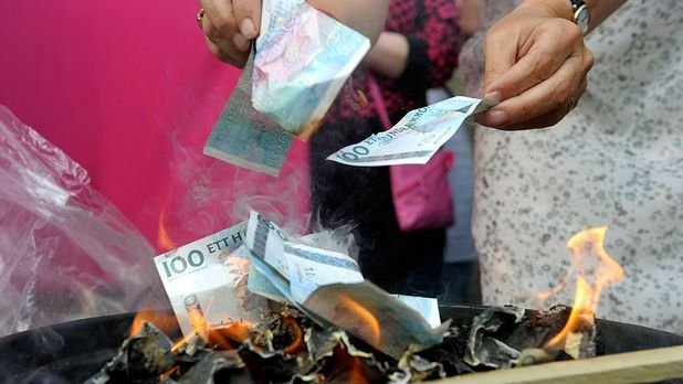 Феминистки сожгли 10 тысяч евро (4 фото)