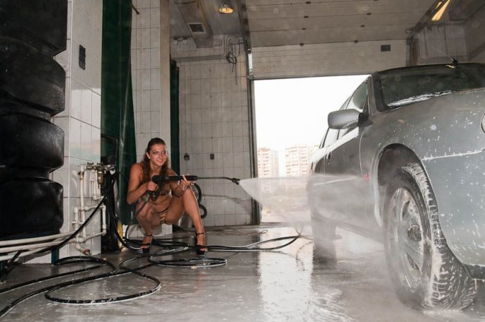 Девушки в бикини моют машины (27 фото)