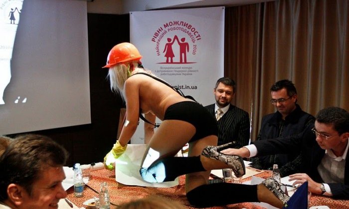 Очередная топлес-акция от Femen (9 фото)