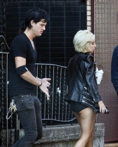 Леди Гага на улице в трусах (17 фото)