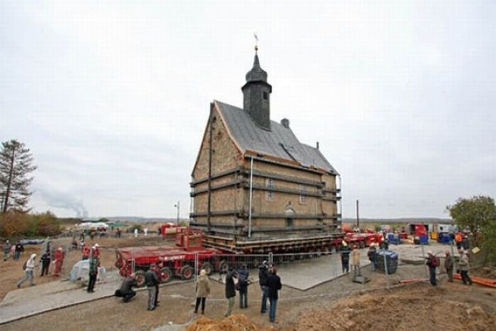Перевозка старинной церкви (15 фото)