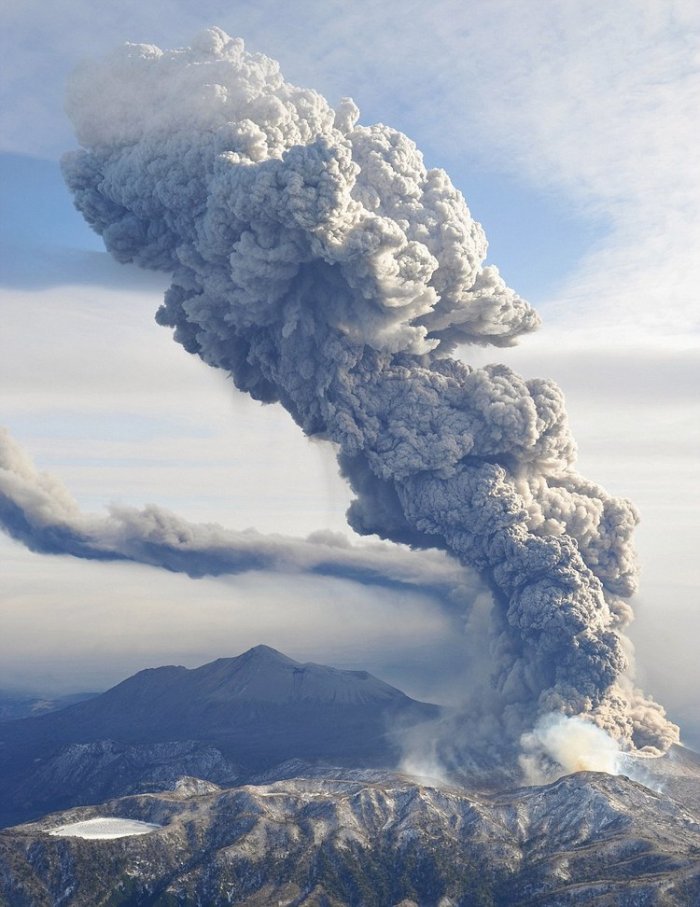 Извержение вулкана в Японии (6 фото)