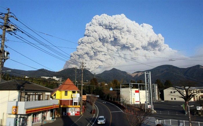 Извержение вулкана в Японии (6 фото)