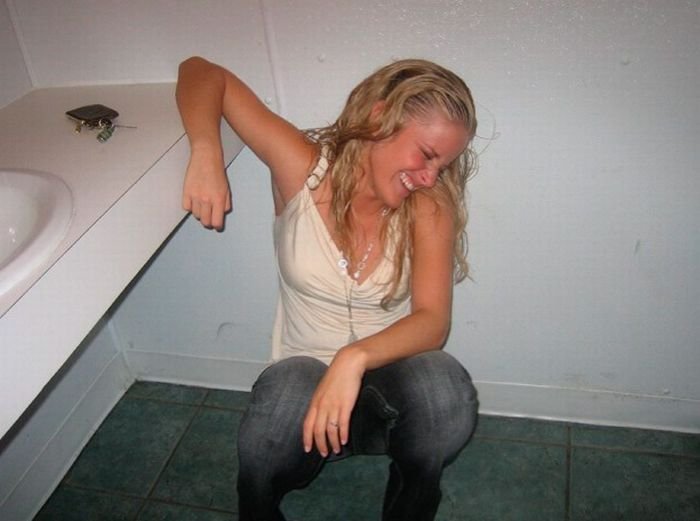 Гламурная блондинка раздевается в туалете