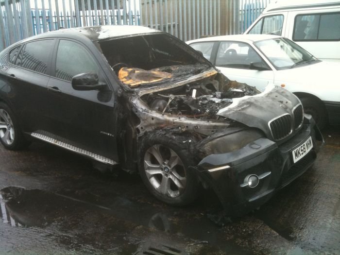 BMW X6 самостоятельно загорелся (18 фото)
