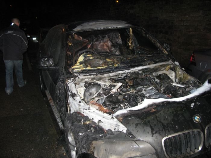 BMW X6 самостоятельно загорелся (18 фото)