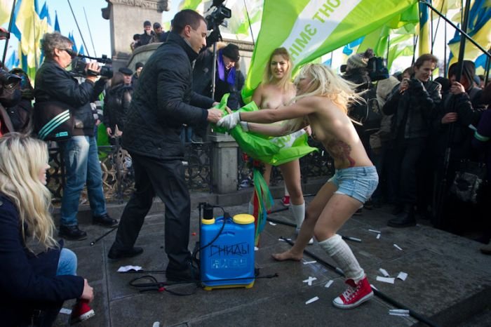 Новые акции от FEMEN (35 фото)