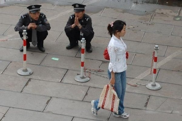 Китайские полицейские следят за порядком (4 фото)