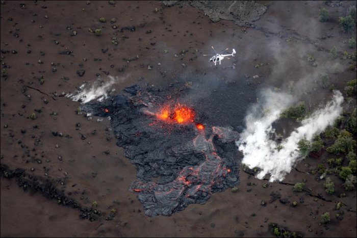Потоки лавы на Гавайах (7 фото)