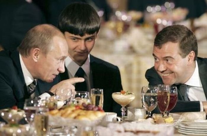 Медведев смеется (37 фото)