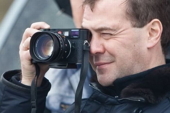 Медведев смеется (37 фото)