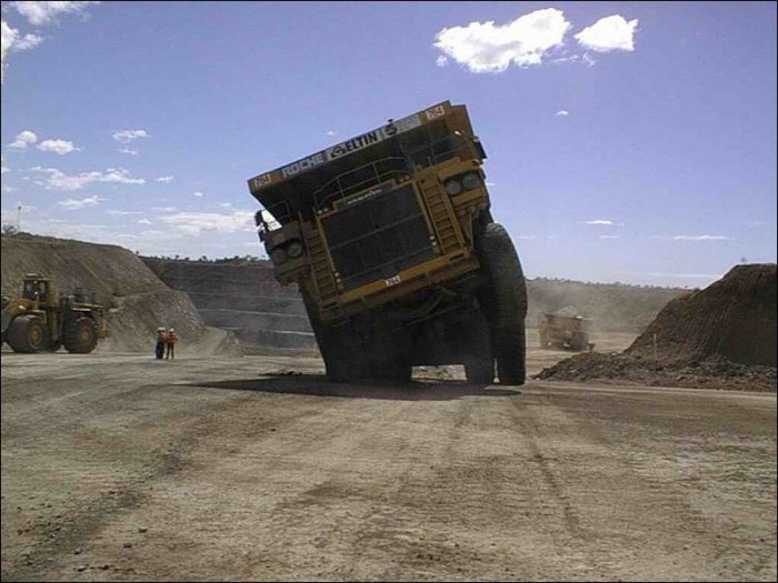 Проблемы с огромными грузовиками (11 фото)
