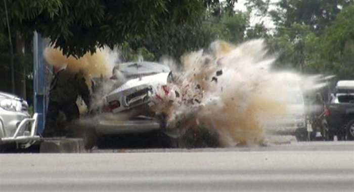 Взрыв автомобиля (4 фото)