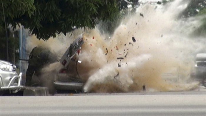 Взрыв автомобиля (4 фото)