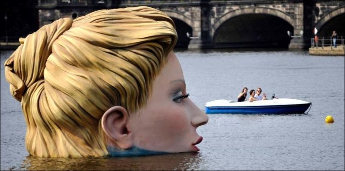 Скульптура женщины в воде (4 фото)
