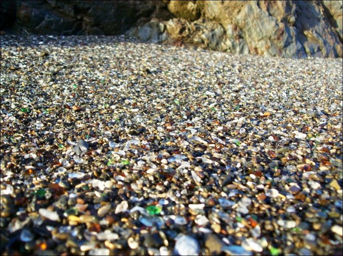 Стеклянный пляж (6 фото)