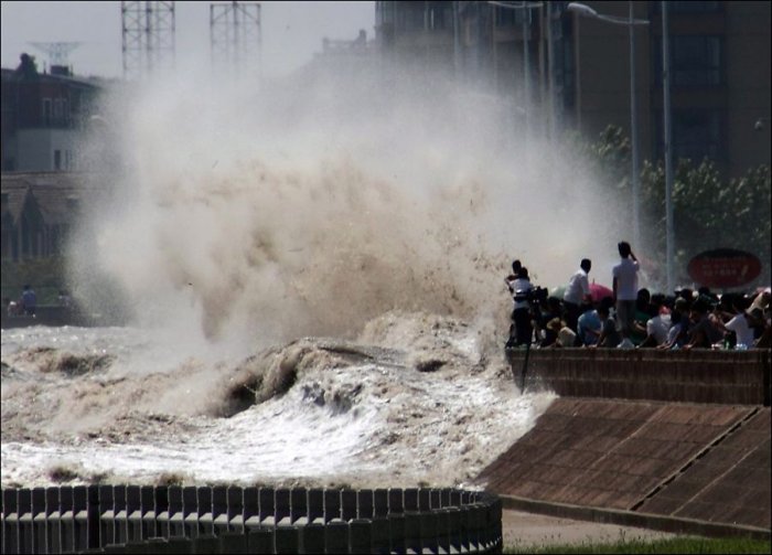 Прилив на реке Цяньтан (3 фото)