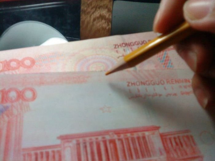 Китайский умелец нарисовал денежную купюру (34 фото)