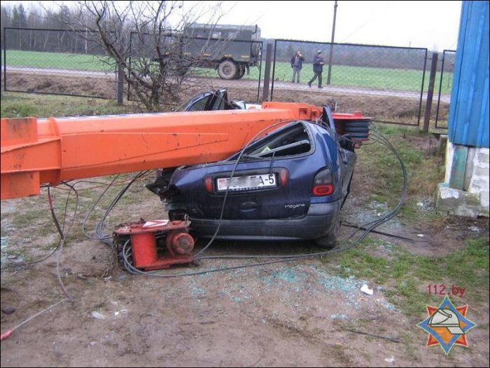 Строительный кран упал на машины (4 фото)