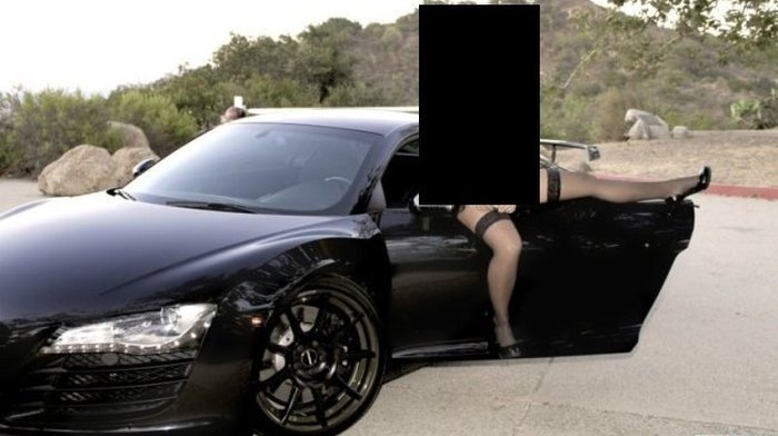 Девушка продает Audi R8 (8 фото)