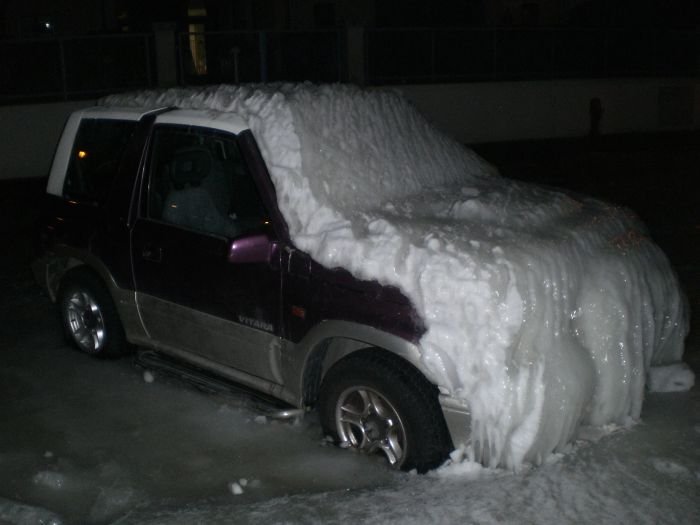 Не паркуйте машины зимой у побережья (12 фото)