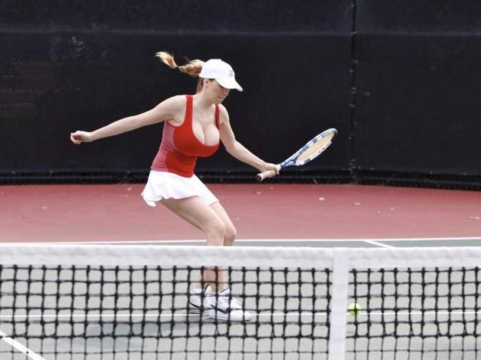 Грудастая девушка играет в теннис (15 фото)