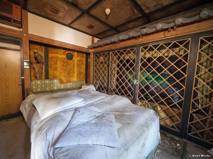 Заброшенный отель в Японии (45 фото)