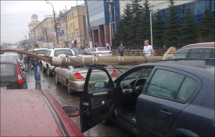 В Казани столб упал на проезжую часть (7 фото)