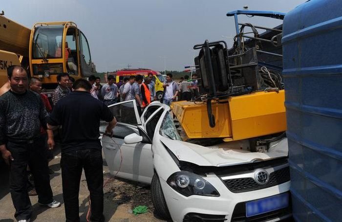 Кран упал на автомобиль в Китае (4 фото)