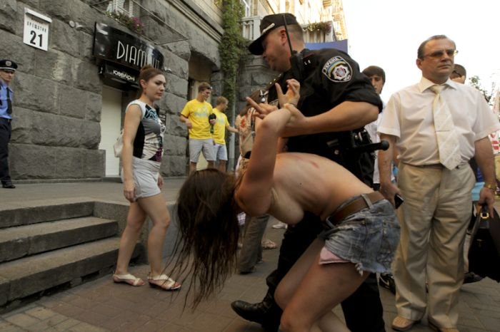 FEMEN против шведских болельщиков (16 фото)