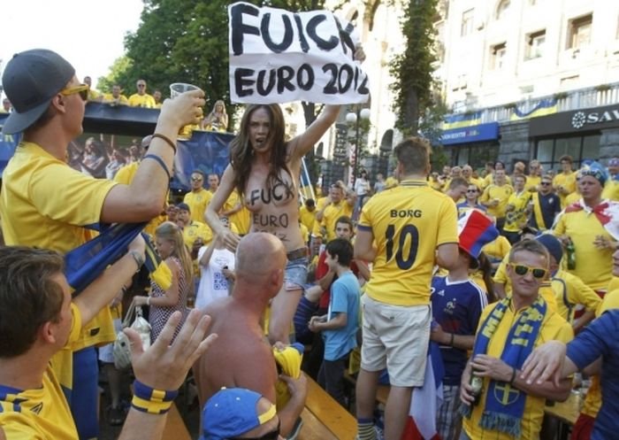 FEMEN против шведских болельщиков (16 фото)