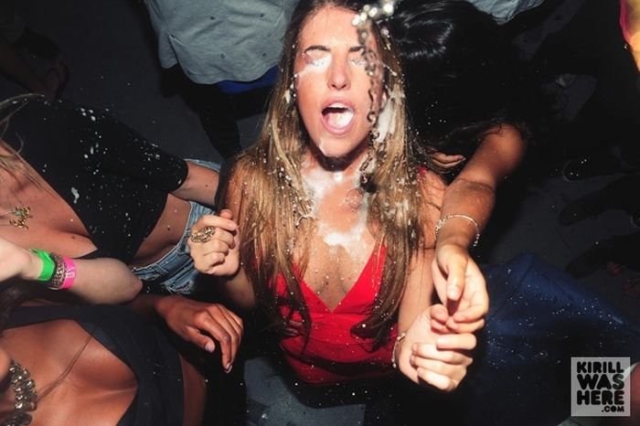 Девушки пьют шампанские в клубе (30 фото)