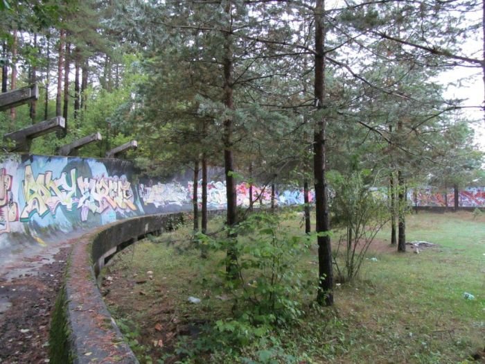 Заброшенная санно-бобслейная трасса в Сараево (20 фото)