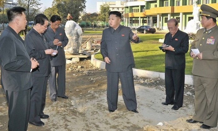Ким Чен Ын посещает детскую больницу (6 фото)