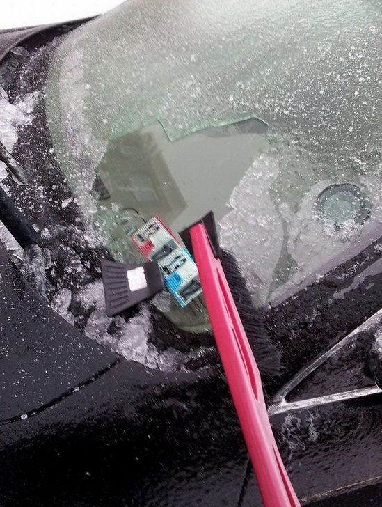 Попытка открыть машину морозным утром (2 фото)