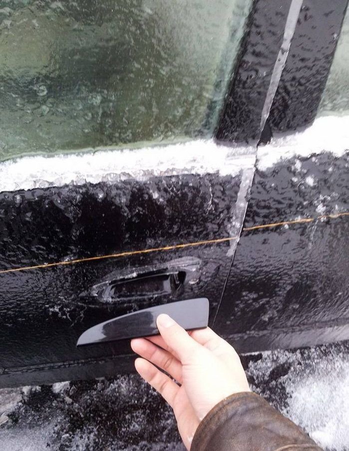 Попытка открыть машину морозным утром (2 фото)