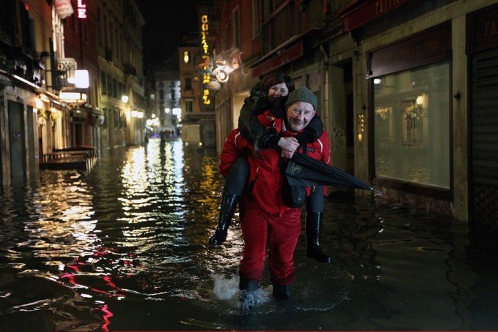 Венецию снова затопило (8 фото)