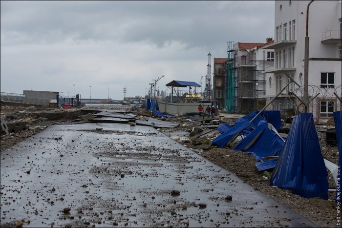 Шторм в Сочи разрушил защиту от волн за 2.5 миллиарда рублей (21 фото)