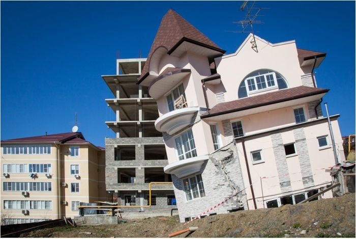 Падающий дом в Сочи (6 фото)