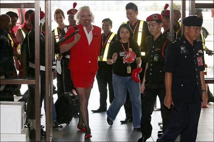 Британский миллиардер нарядился в стюардессу (9 фото)