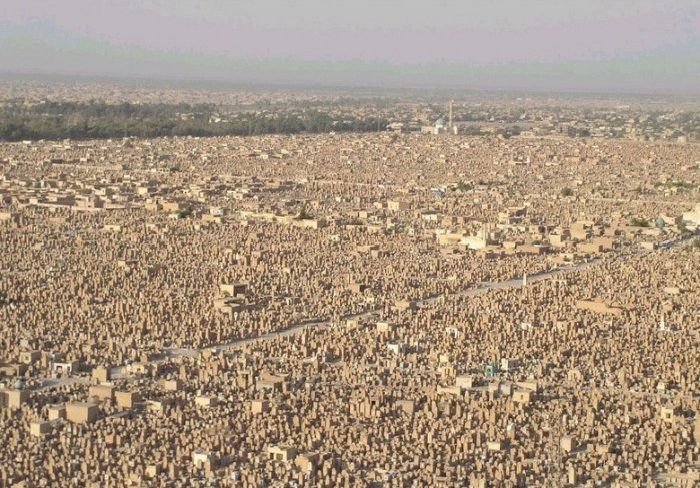 Огромное кладбище Вади Аль-Салам в Ираке (13 фото)