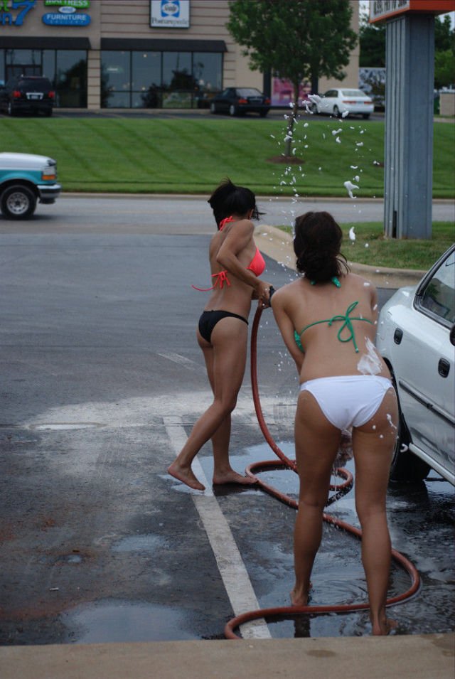 Девушки в бикини на автомойке (69 фото)