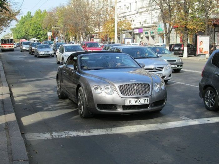 Сняли колеса с Bentley (4 фото)