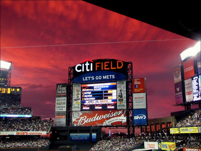 Небо над бейсбольным стадионом (7 фото)