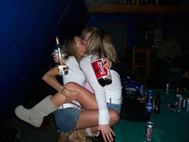 Пьяные девушки занимаются ерундой (39 фото)