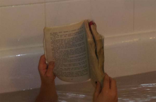 Чтение в ванной (2 фото)