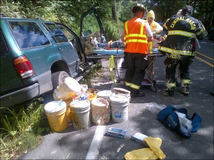 Машина с краской попала в аварию (3 фото)