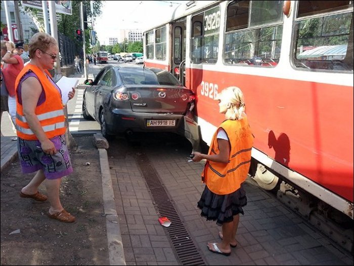 Трамвай зажал Мазду в Донецке (3 фото)