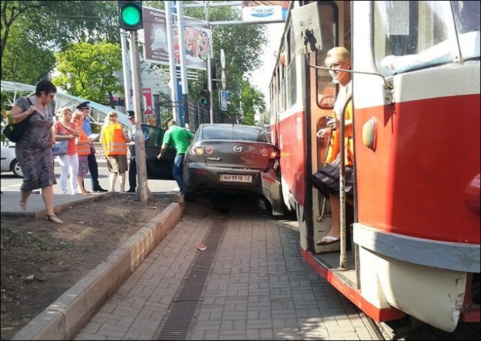 Трамвай зажал Мазду в Донецке (3 фото)