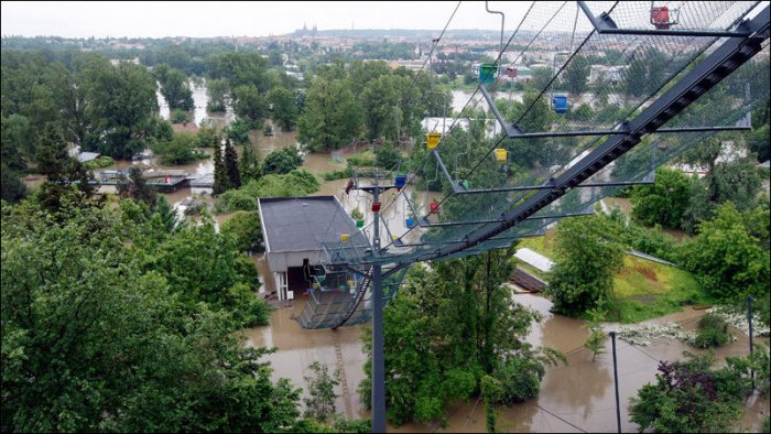 Наводнение в пражском зоопарке (8 фото)